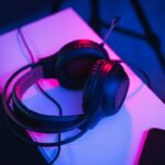 Gamingheadset med mikrofon på ett neonupplyst skrivbord